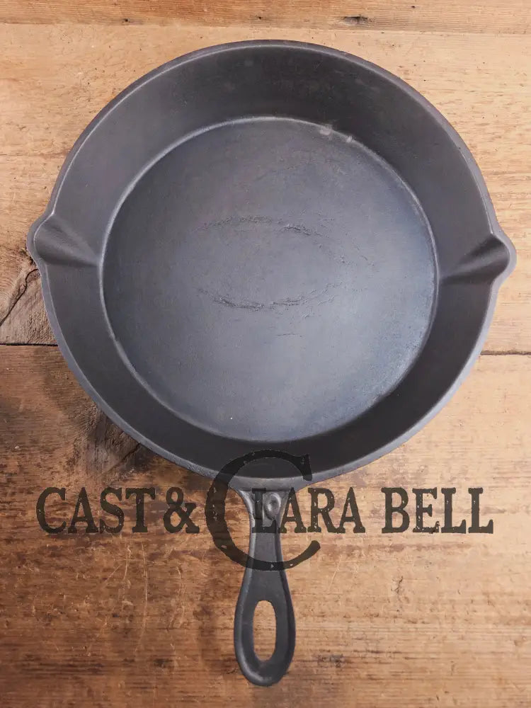 Antique elegant gate-marked unknown #10 skillet. Amazing condition Est 1880’s Era. Flat handle raised #10 Pattern