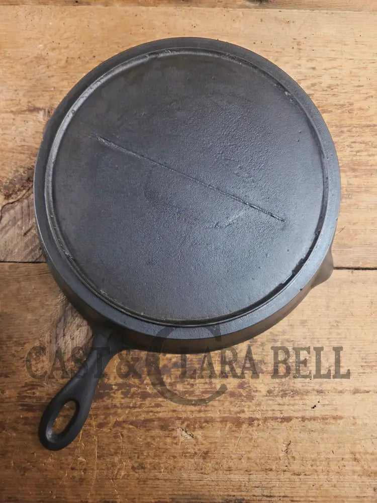 Antique elegant gate-marked unknown #10 skillet. Amazing condition Est 1880’s Era. Flat handle raised #10 Pattern