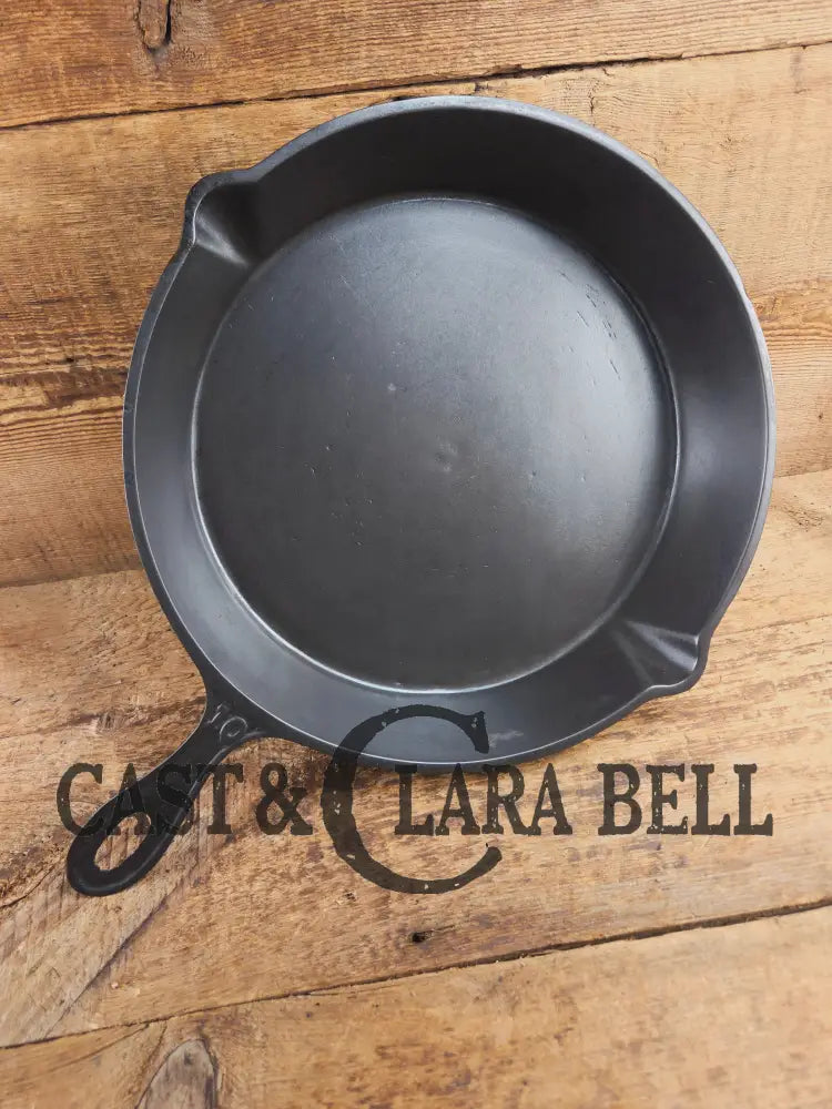 Antique elegant gate-marked unknown #10 skillet. This is GORGEOUS. Est 1880’s Era. Flat handle raised #10 Pattern.