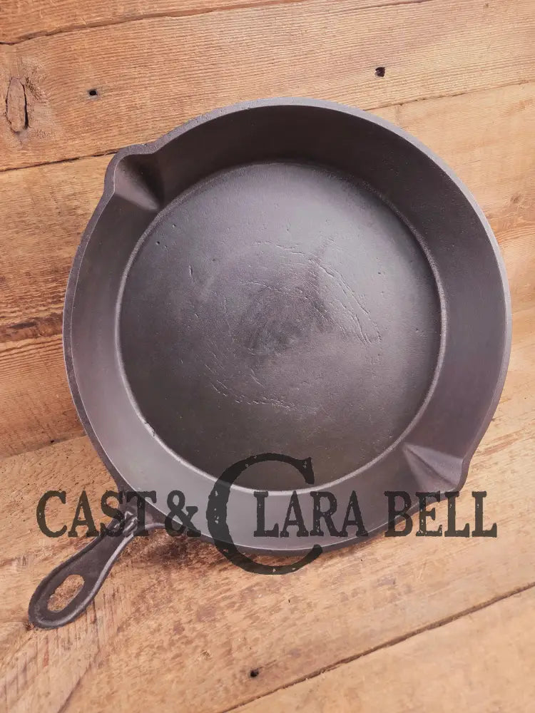 Antique elegant gate-marked unknown #11 skillet. Amazing condition Est 1880’s Era. Flat handle raised #11 Pattern