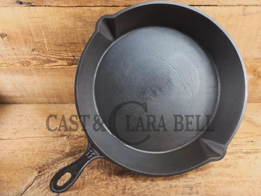 Antique elegant gate-marked unknown #11 skillet. Amazing condition Est 1880’s Era. Flat handle raised #11 Pattern