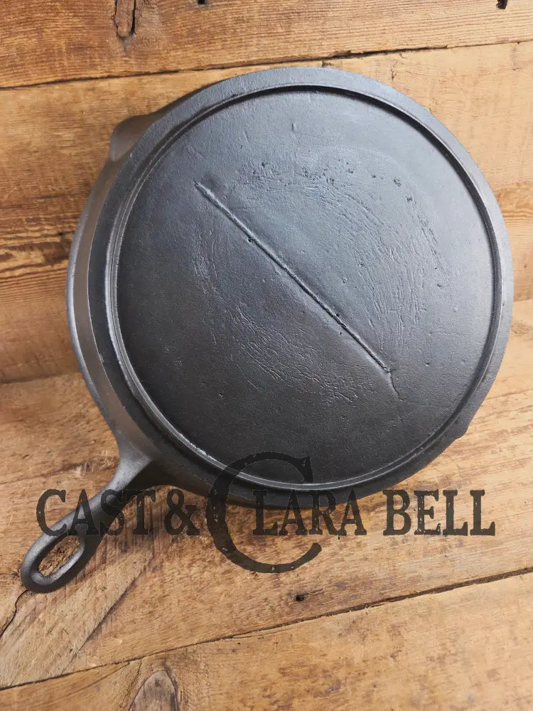Antique elegant gate-marked unknown #11 skillet. Amazing condition Est 1880’s Era. Flat handle raised #11 Pattern