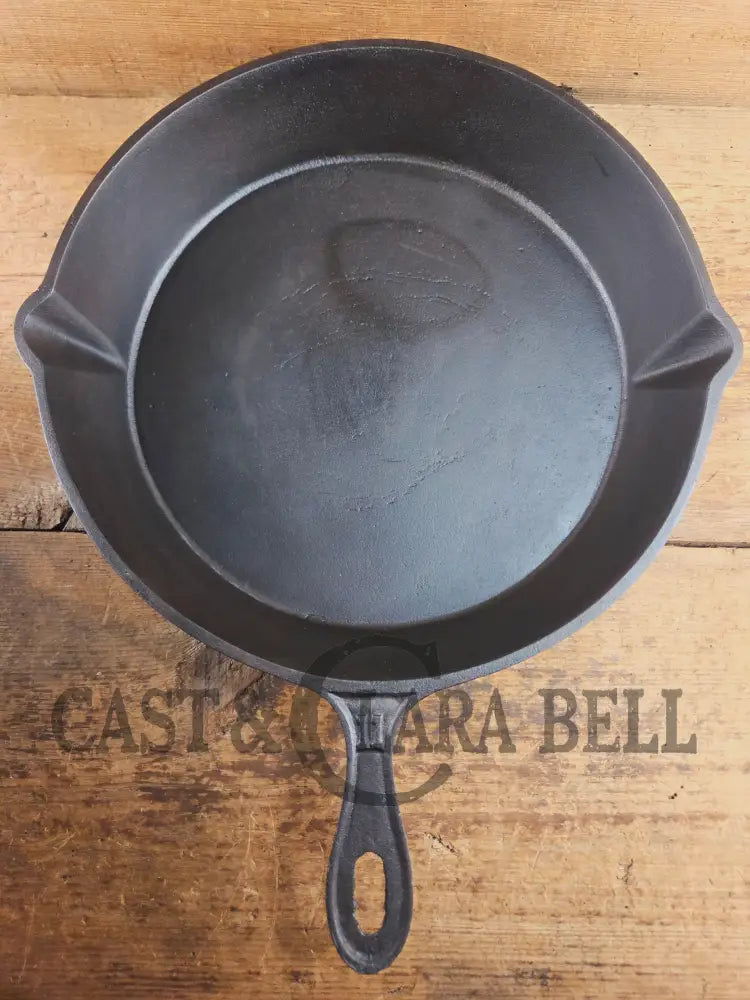 Antique elegant gate-marked unknown #11 skillet. Amazing condition Est 1880’s Era. Flat handle raised #11 Pattern