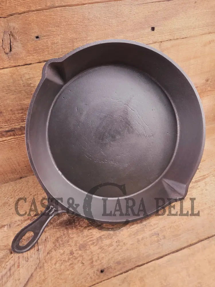 Antique elegant gate-marked unknown #11 skillet. Amazing condition Est 1880’s Era. Flat handle raised #11 Pattern
