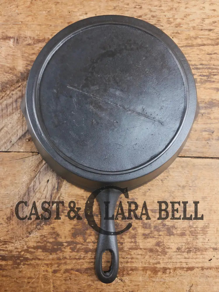 Antique elegant gate-marked unknown #7 skillet. Wonderfully preserved. Est 1880’s Era. Flat handle #7 Pattern. Skillet