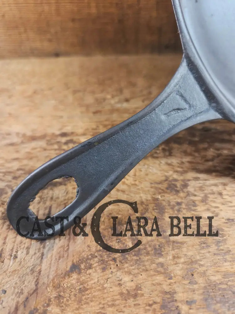 Antique elegant gate-marked unknown #7 skillet. Wonderfully preserved. Est 1880’s Era. Flat handle #7 Pattern. Skillet