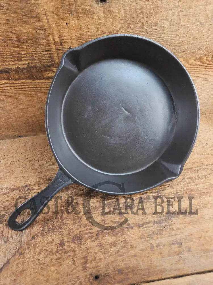 Antique elegant gate-marked unknown #7 skillet. Wonderfully preserved. Est 1880’s Era. Flat handle #7 Pattern. Skillet