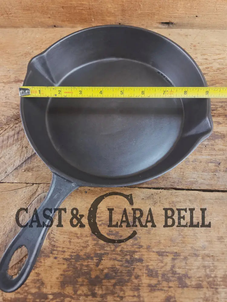 Antique elegant gate-marked unknown #7 skillet. Wonderfully preserved. Est 1880’s Era. Flat handle #7 Pattern. Skillet