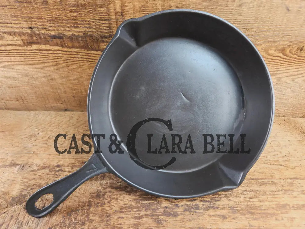 Antique elegant gate-marked unknown #7 skillet. Wonderfully preserved. Est 1880’s Era. Flat handle #7 Pattern. Skillet