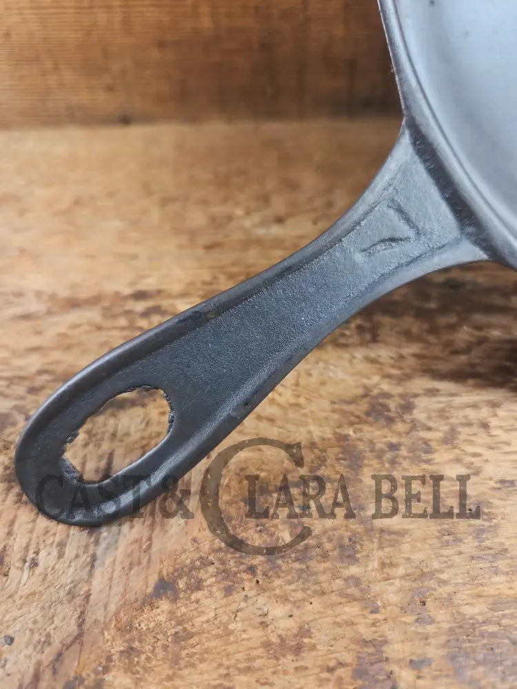 Antique elegant gate-marked unknown #7 skillet. Wonderfully preserved. Est 1880’s Era. Flat handle #7 Pattern. Skillet