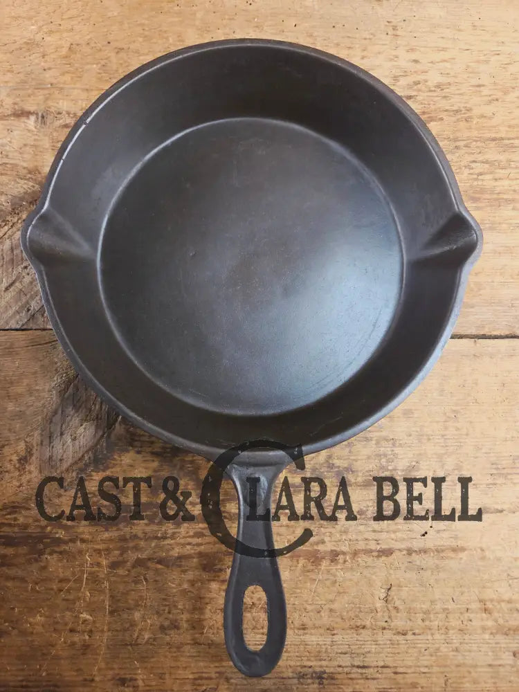 Antique elegant gate-marked unknown #8 skillet. Awesome piece of history Est 1880’s Era. Flat handle raised #8 Pattern.