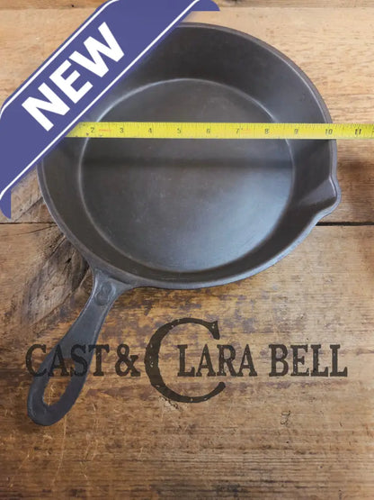 Antique elegant gate-marked unknown #8 skillet. Awesome piece of history Est 1880’s Era. Flat handle raised #8 Pattern.