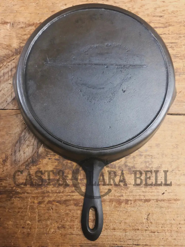 Antique elegant gate-marked unknown #9 skillet. Amazing condition Est 1880’s Era. Flat handle raised #9 Pattern Skillet