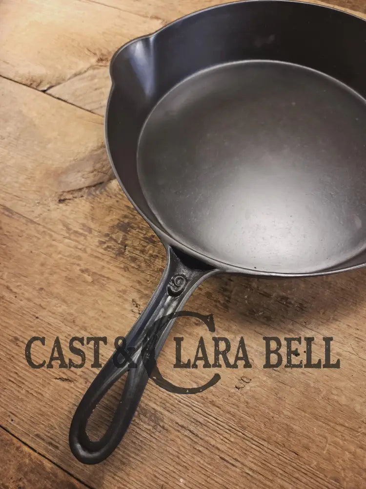 Antique elegant gate-marked unknown #9 skillet. This is GORGEOUS. Est 1880’s. Left single spout heat ring bottom w/