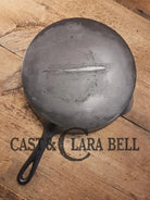 Antique elegant gate-marked unknown #9 skillet. This is GORGEOUS. Est 1880’s. Left single spout heat ring bottom w/