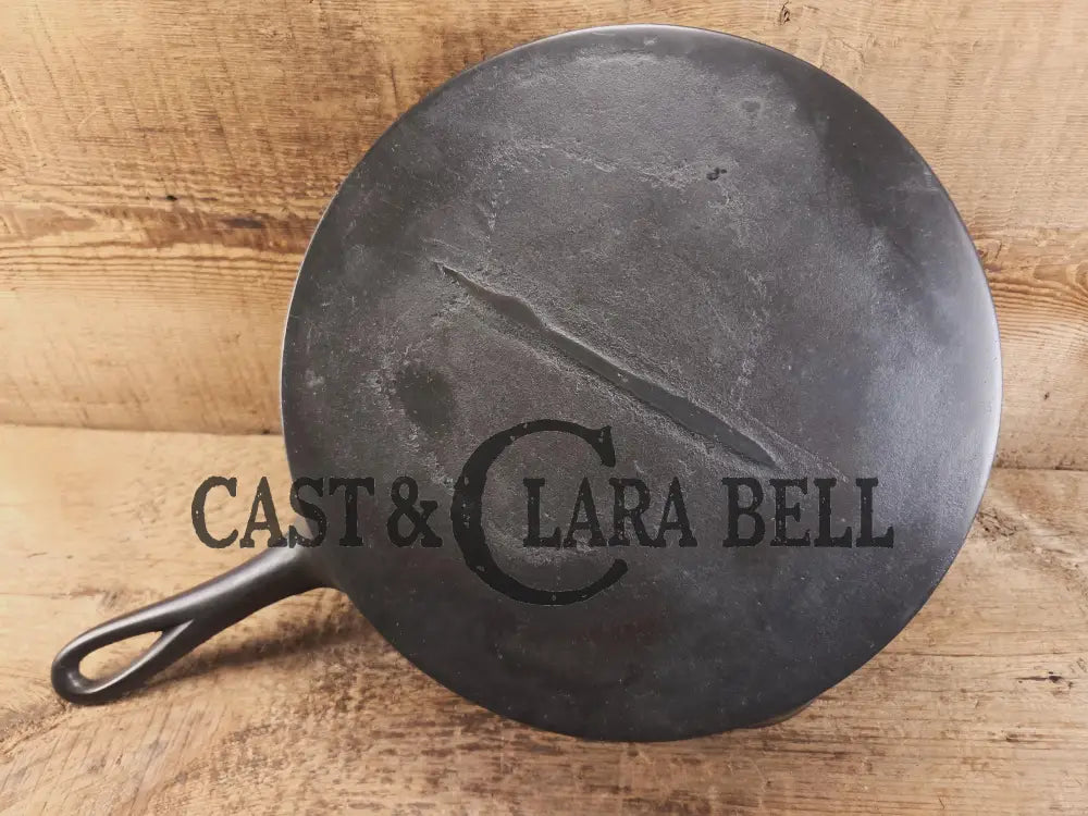 Antique elegant gate-marked unknown #9 skillet. This is GORGEOUS. Est 1880’s. Left single spout heat ring bottom w/