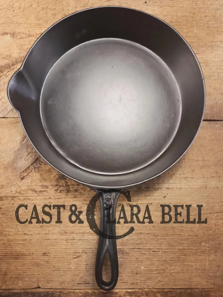 Antique elegant gate-marked unknown #9 skillet. This is GORGEOUS. Est 1880’s. Left single spout heat ring bottom w/