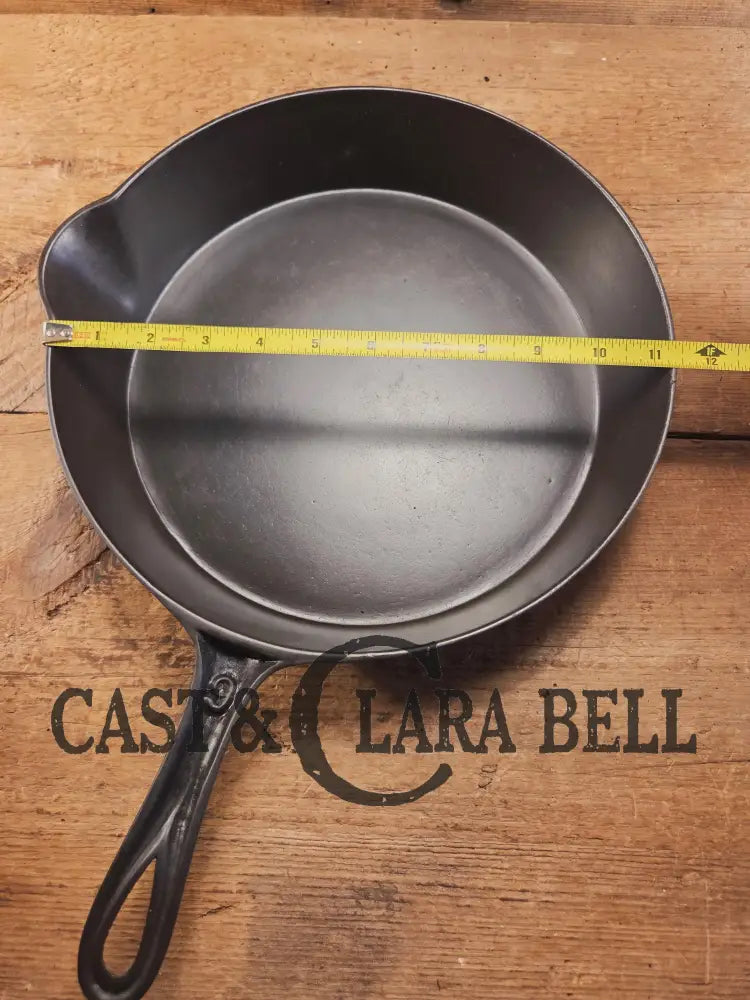 Antique elegant gate-marked unknown #9 skillet. This is GORGEOUS. Est 1880’s. Left single spout heat ring bottom w/