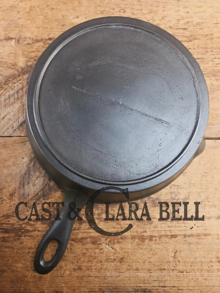 Antique elegant gate-marked unknown #9 skillet. Wonderfully preserved. Est 1880’s Era. Flat handle #7 Pattern Skillet