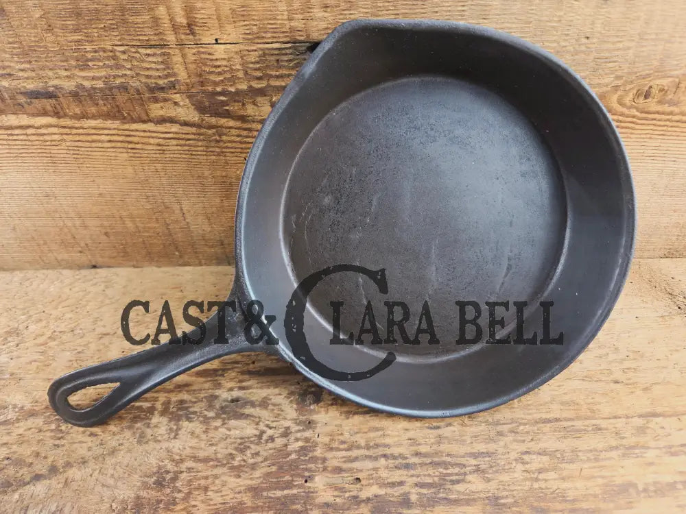 Antique gate-marked unknown #6 skillet. Est 1880’s. Left single spout heat ring bottom w/ fancy handle. Skillet