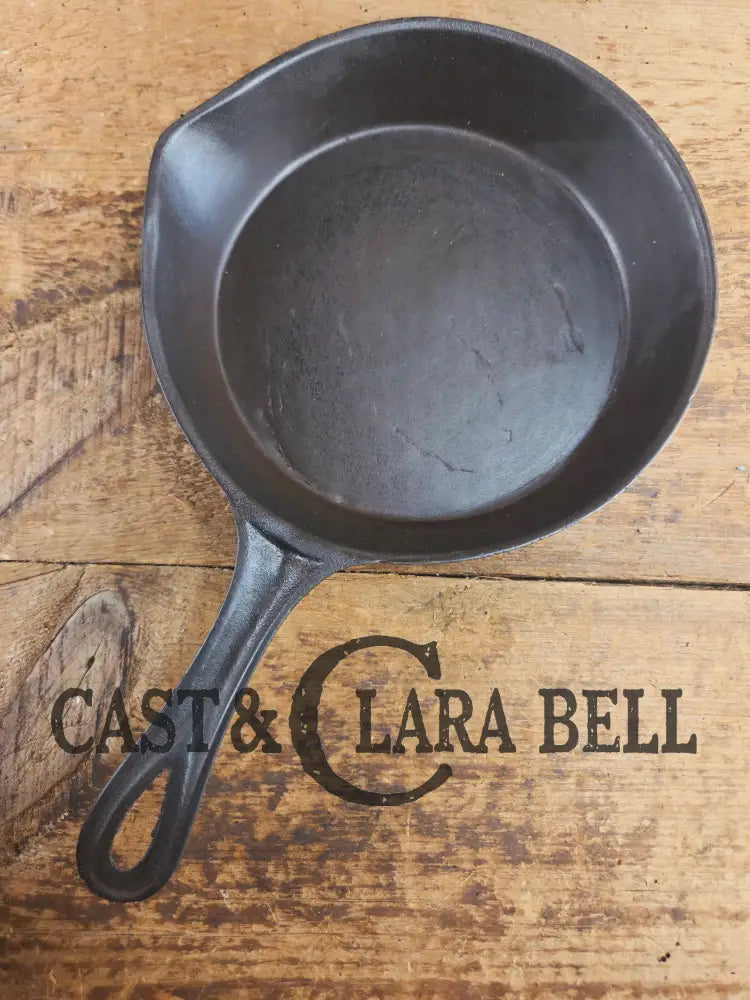 Antique gate-marked unknown #6 skillet. Est 1880’s. Left single spout heat ring bottom w/ fancy handle. Skillet