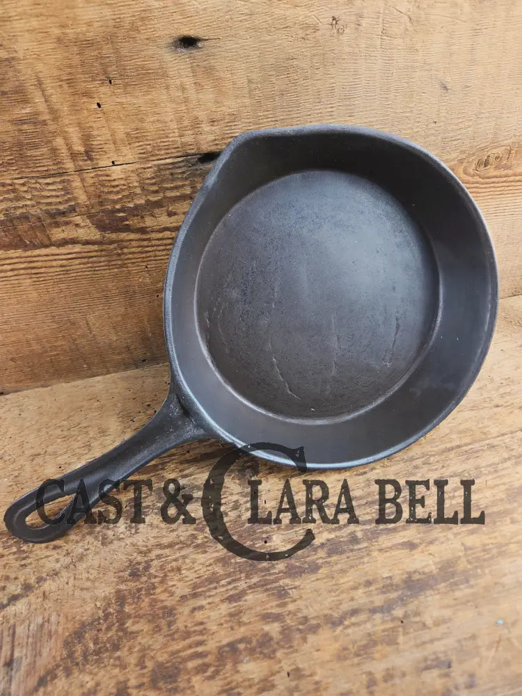 Antique gate-marked unknown #6 skillet. Est 1880’s. Left single spout heat ring bottom w/ fancy handle. Skillet