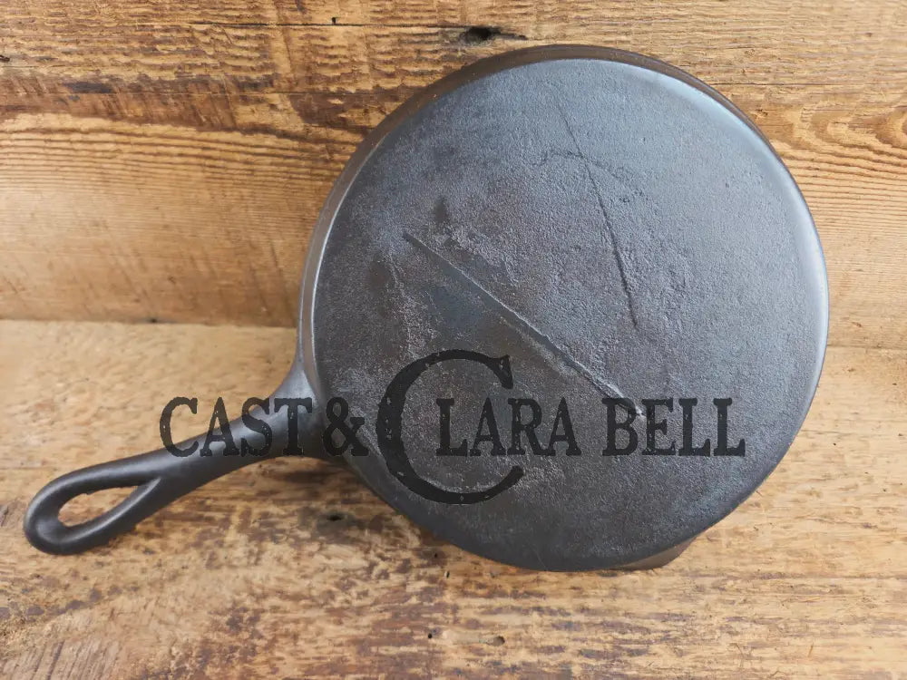 Antique gate-marked unknown #6 skillet. Est 1880’s. Left single spout heat ring bottom w/ fancy handle. Skillet