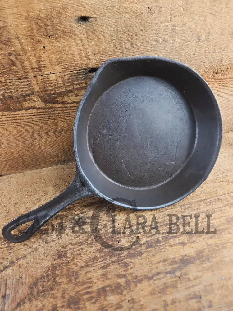 Antique gate-marked unknown #6 skillet. Est 1880’s. Left single spout heat ring bottom w/ fancy handle. Skillet