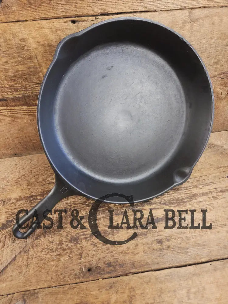 Awesome and tough to find! Fantastic for the gourmet kitchen! 1920’s Vollrath #10 Cast Iron Skillet with Heat Ring