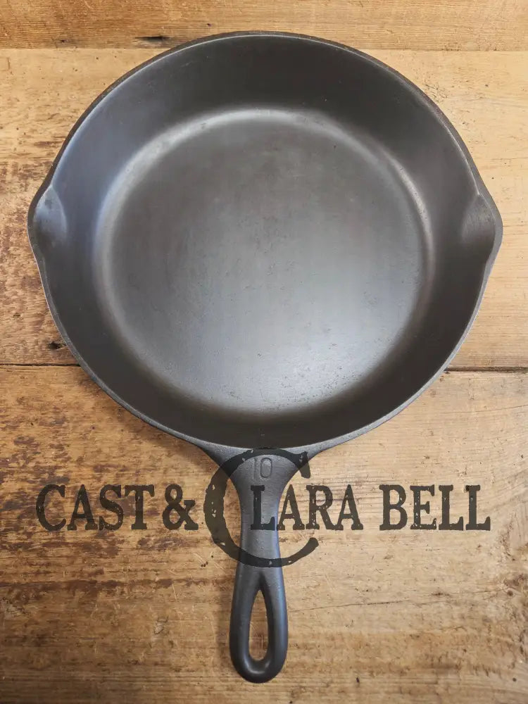 Awesome bacon skillet. Big 1930’s Wagner Ware #10 Cast Iron Skillet with Stylized Logo 1060 R Skillet