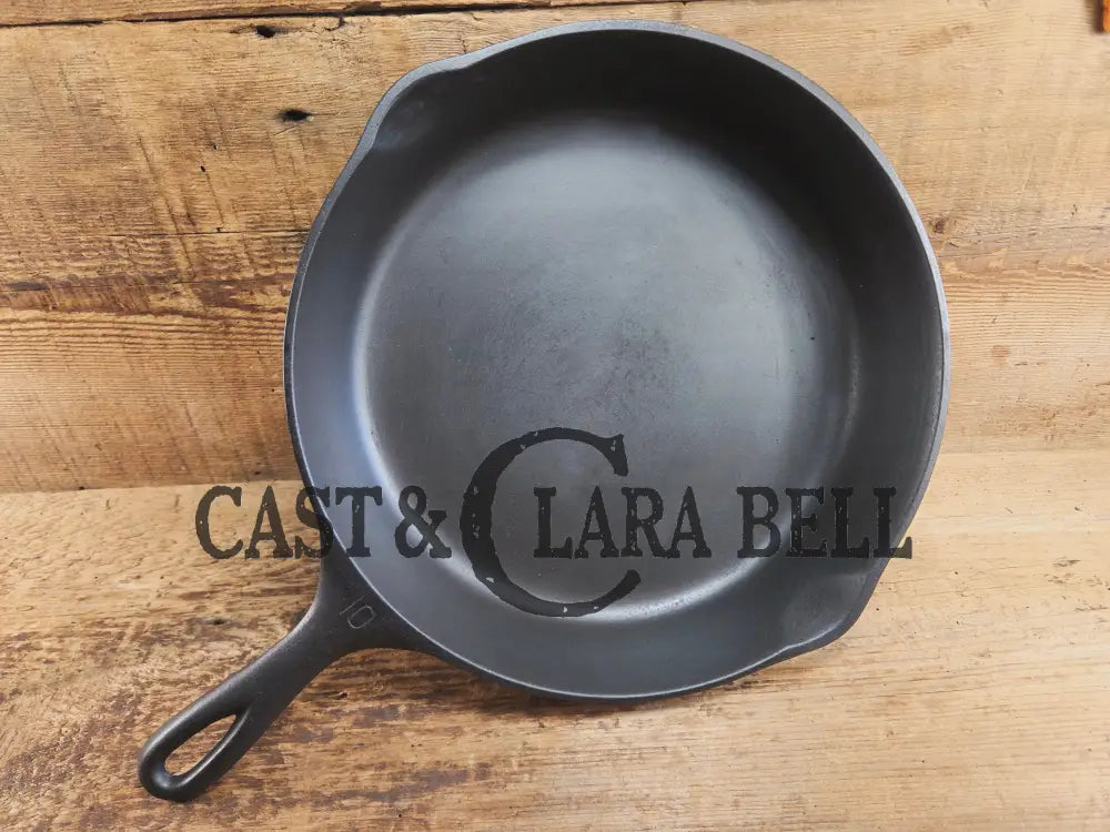 Awesome bacon skillet. Big 1930’s Wagner Ware #10 Cast Iron Skillet with Stylized Logo 1060 R Skillet