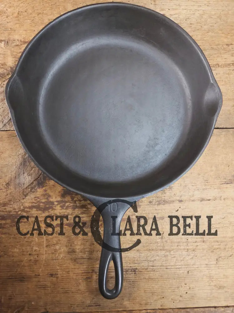Awesome big bacon skillet! Big 1930’s Wagner Ware #10 Cast Iron Skillet with Stylized Logo 1060 A Skillet