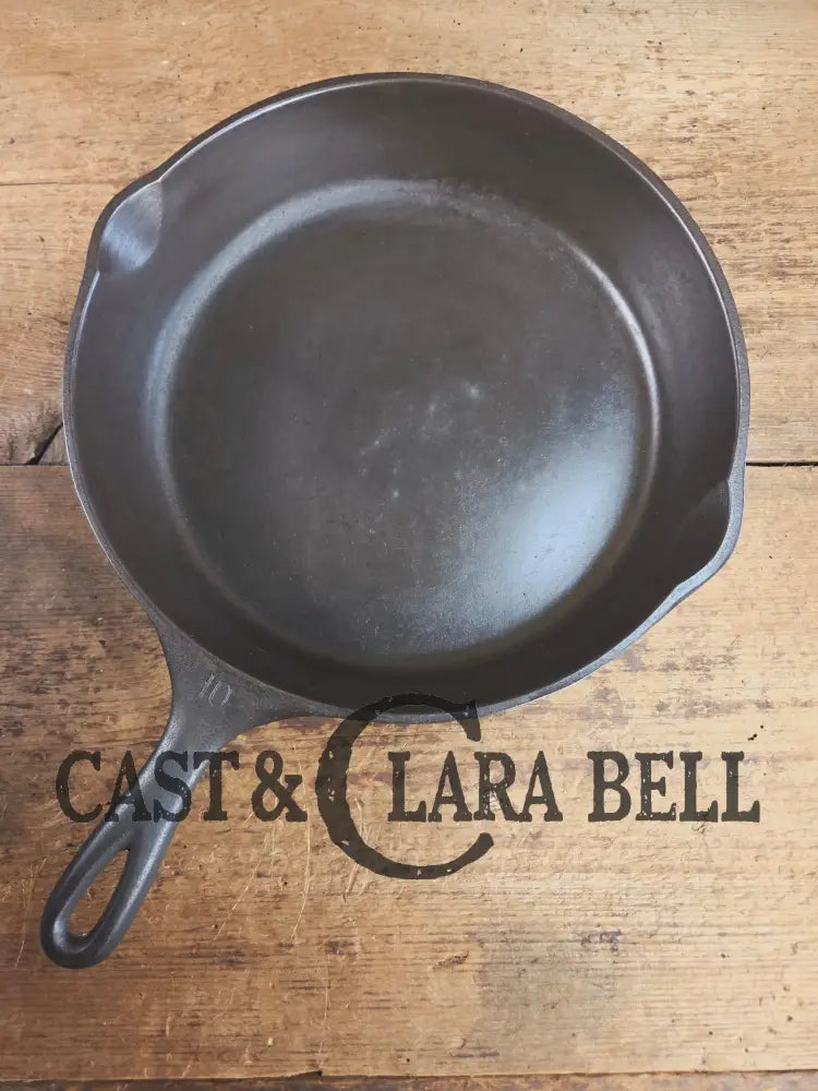 Awesome big bacon skillet! Big 1930’s Wagner Ware #10 Cast Iron Skillet with Stylized Logo 1060 A Skillet