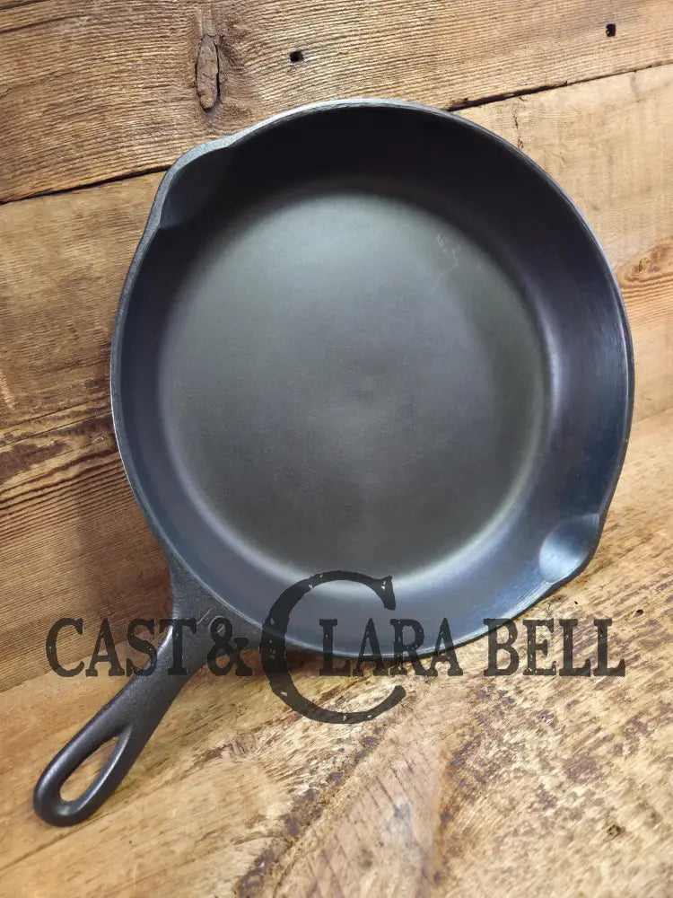 Awesome big bacon skillet! Big 1930’s Wagner Ware #10 Cast Iron Skillet with Stylized Logo 1060 A Skillet