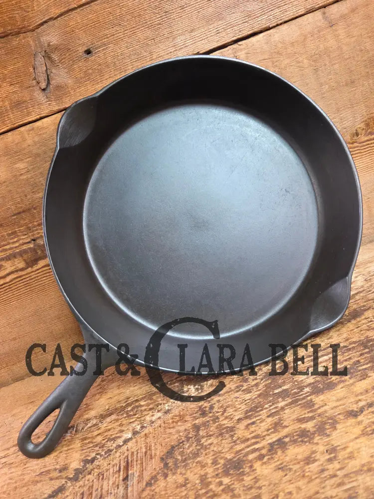 Beautiful 1910’s Early Favorite Piqua Ware #10 Cast Iron Skillet Smiley Logo Skillet
