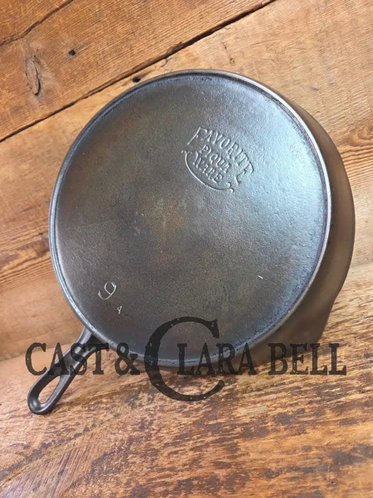 Beautiful 1910’s Early Favorite Piqua Ware #9 Cast Iron Skillet Smiley Logo Skillet