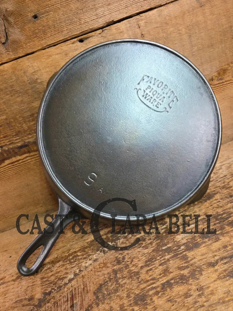 Beautiful 1910’s Early Favorite Piqua Ware #9 Cast Iron Skillet Smiley Logo Skillet