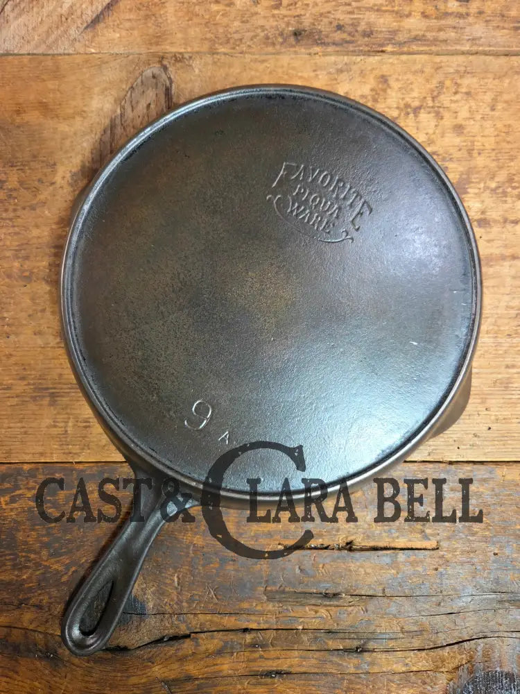 Beautiful 1910’s Early Favorite Piqua Ware #9 Cast Iron Skillet Smiley Logo Skillet