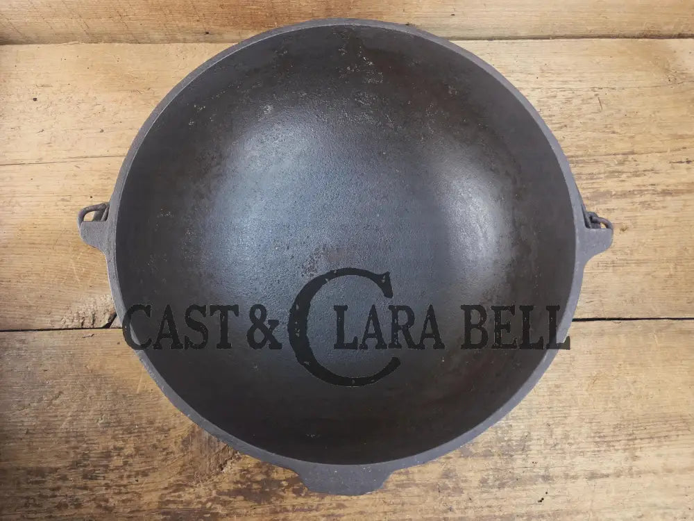 Beautiful 1930’s #4 Griswold (#782) Scotch Bowl (aka candy kettle). Hard to find really cook bowl for bread proofing