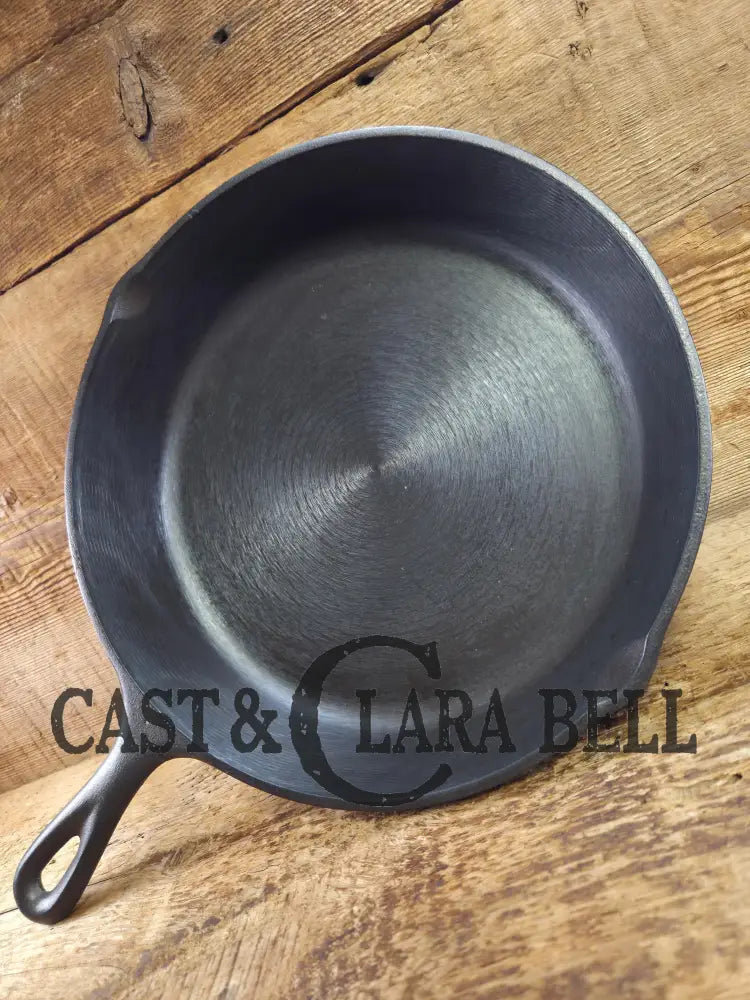 Beautiful!! 1930’s Lodge #8 Cast Iron Skillet with 3 Notch Heat Ring. Raised Blob makers mark