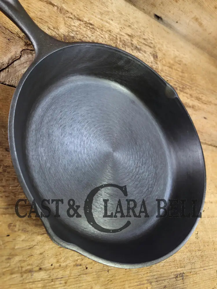 Beautiful!! 1930’s Lodge #8 Cast Iron Skillet with 3 Notch Heat Ring. Raised Blob makers mark