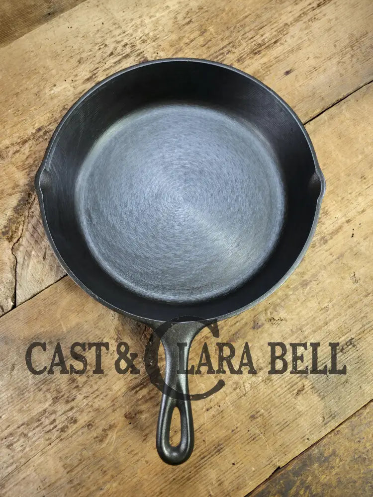 Beautiful!! 1930’s Lodge #8 Cast Iron Skillet with 3 Notch Heat Ring. Raised Blob makers mark