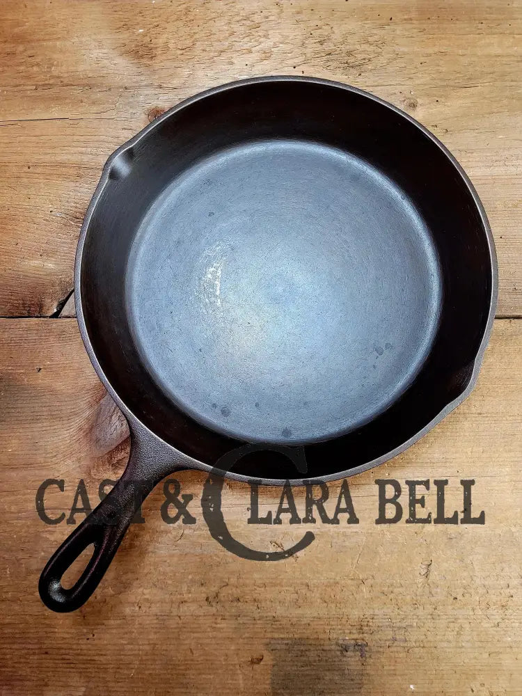 Beautiful!! 1930’S Lodge #8 Cast Iron Skillet With 3 Notch Heat Ring. Raised Blob Makers Mark Sc24