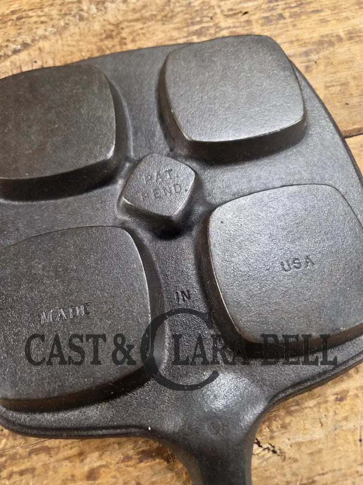 Beautiful 1940’s later series Wagner Square ’Benedict’ skillet. Perfect for cooking multiple sandwiches at once. A