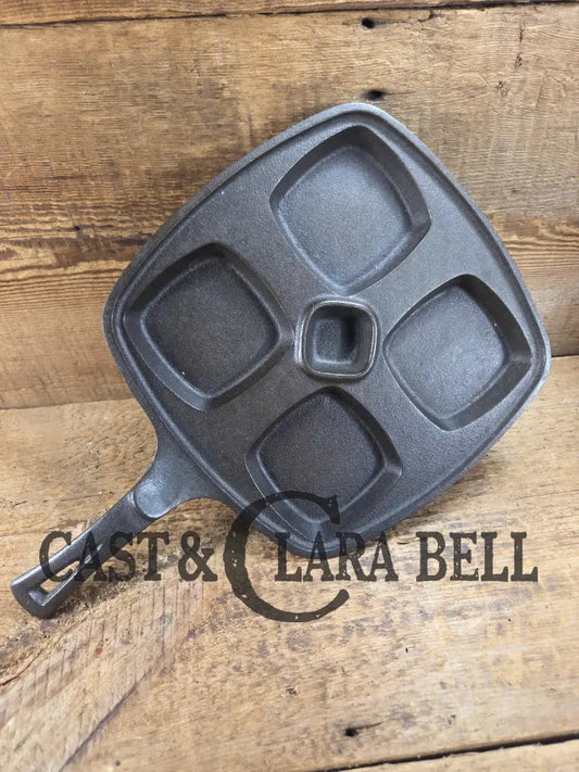 Beautiful 1940’s later series Wagner Square ’Benedict’ skillet. Perfect for cooking multiple sandwiches at once. A