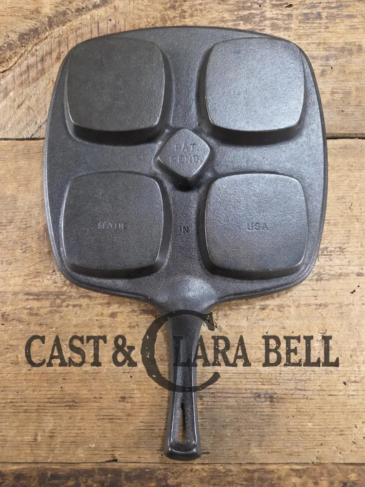 Beautiful 1940’s later series Wagner Square ’Benedict’ skillet. Perfect for cooking multiple sandwiches at once. A