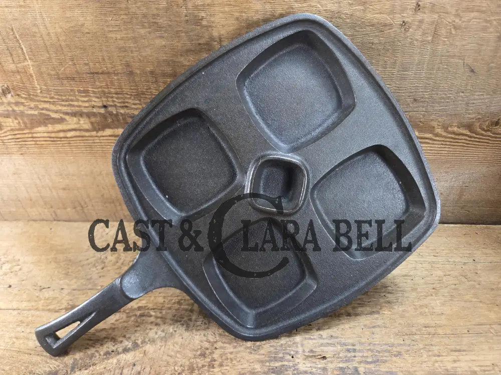 Beautiful 1940’s later series Wagner Square ’Benedict’ skillet. Perfect for cooking multiple sandwiches at once. A