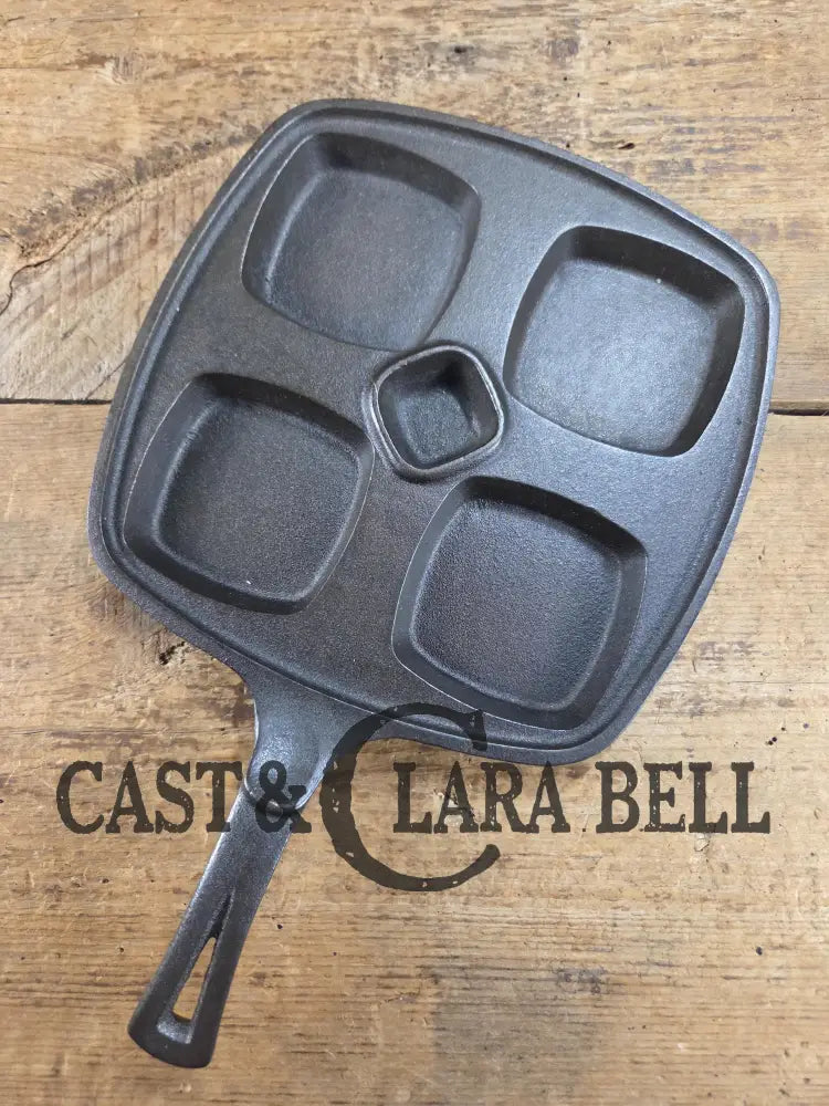 Beautiful 1940’s later series Wagner Square ’Benedict’ skillet. Perfect for cooking multiple sandwiches at once. A