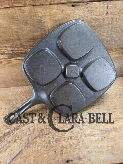 Beautiful 1940’s later series Wagner Square ’Benedict’ skillet. Perfect for cooking multiple sandwiches at once. A