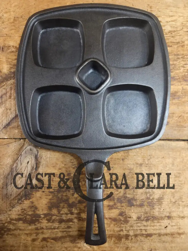 Beautiful 1940’s later series Wagner Square ’Benedict’ skillet. Perfect for cooking multiple sandwiches at once. A